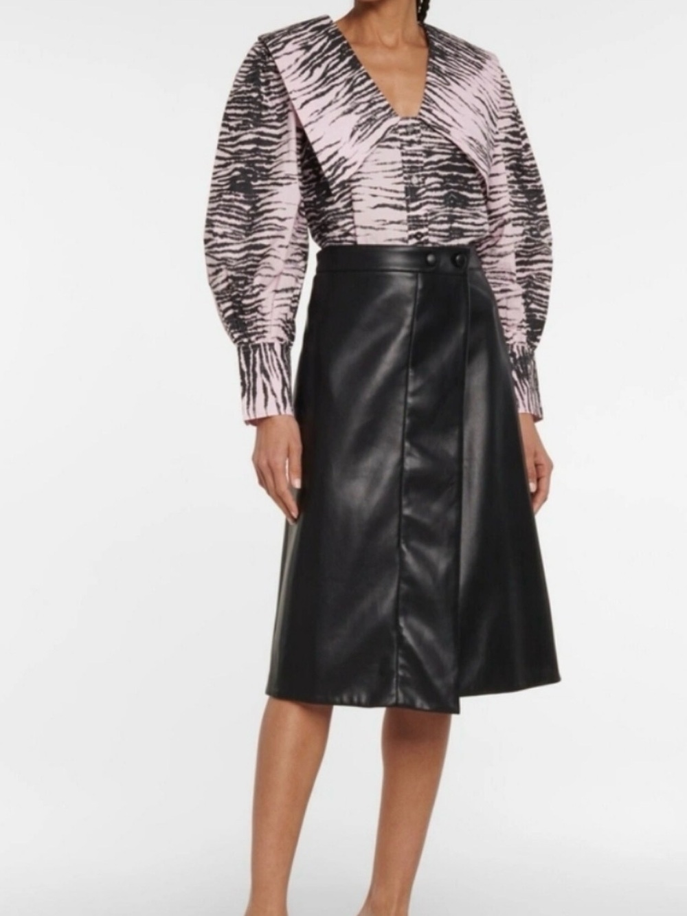 Ganni Printed Poplin
Relaxed Fit V-Neck Long Sleeved Button Down in Light Lilac